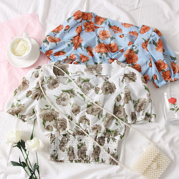 Női blúz három színben virágos motívumokkal