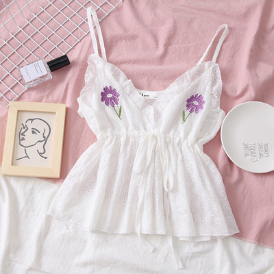 Modern női felső, fehér színben, hímzéssel