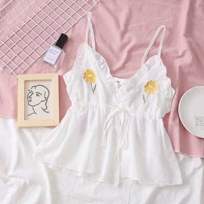 Modern női felső, fehér színben, hímzéssel