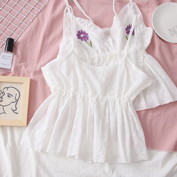 Modern női felső, fehér színben, hímzéssel