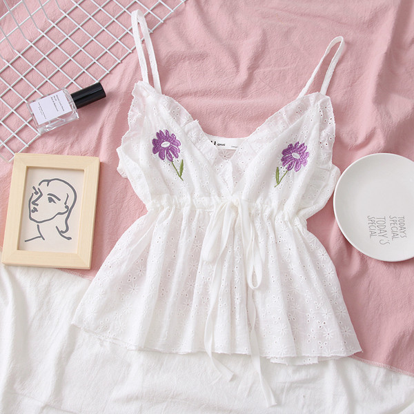 Modern női felső, fehér színben, hímzéssel