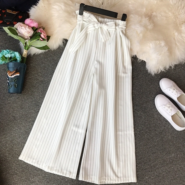 Modern női csíkos nadrág és szalag elem