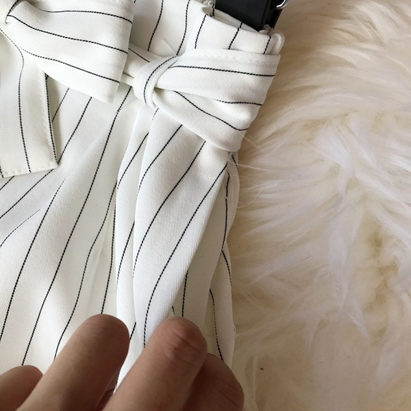 Modern női csíkos nadrág és szalag elem