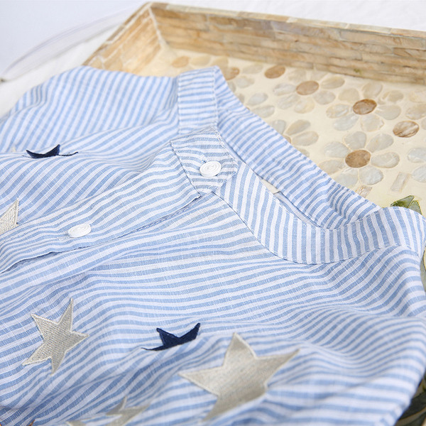 Stílusos csíkos női ing hímzéssel