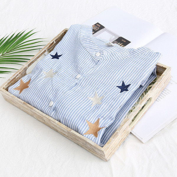 Stílusos csíkos női ing hímzéssel