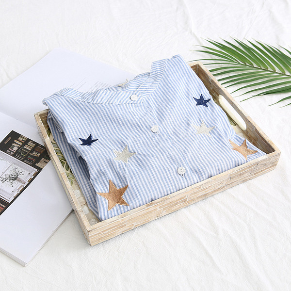 Stílusos csíkos női ing hímzéssel