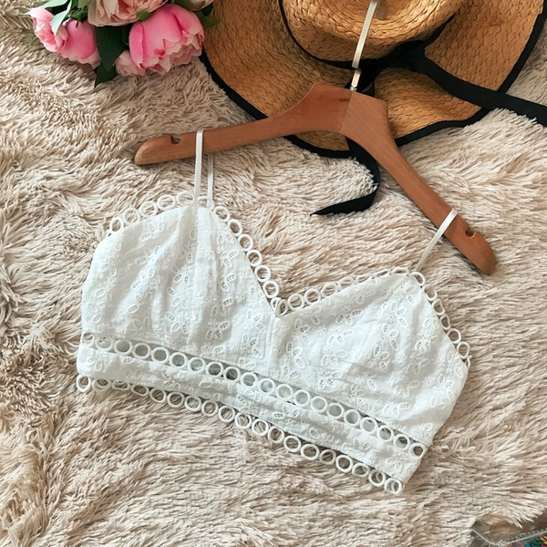 Modern női rövid felső csipkével, fehér és rózsaszín színben