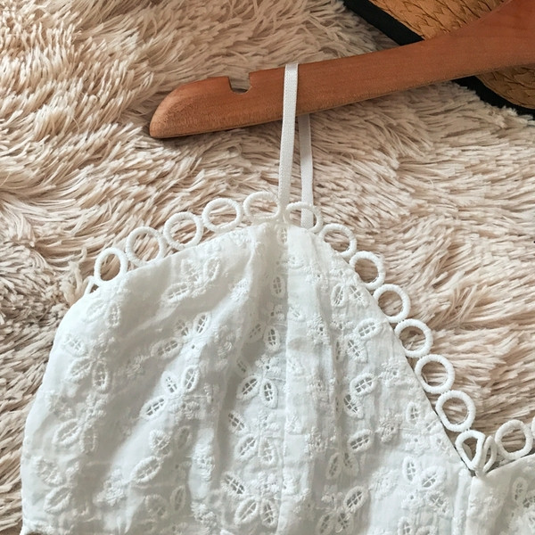 Modern női rövid felső csipkével, fehér és rózsaszín színben