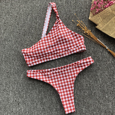 Costum de baie din două piese în carouri cu o curea în galben și roșu