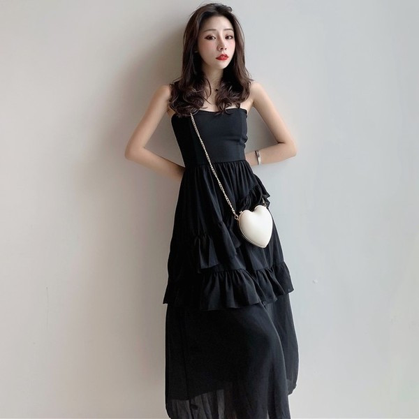 Hosszú női ruha vékony pántokkal fekete, piros és sárga színben