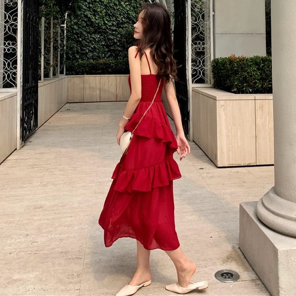 Hosszú női ruha vékony pántokkal fekete, piros és sárga színben