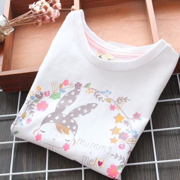 Μοντέρνο παιδικό μπλουζάκι με εφαρμογή για κορίτσια