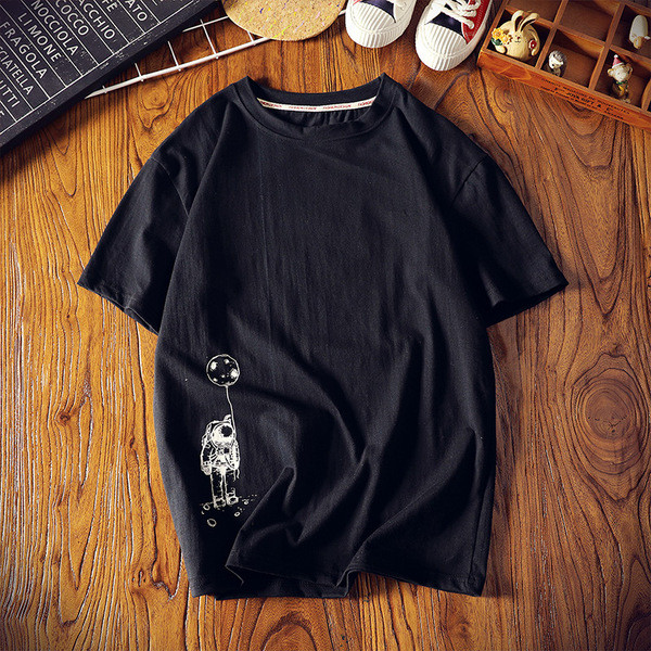 Férfi póló fekete-fehér színben, rátéttel és O-nyakkal