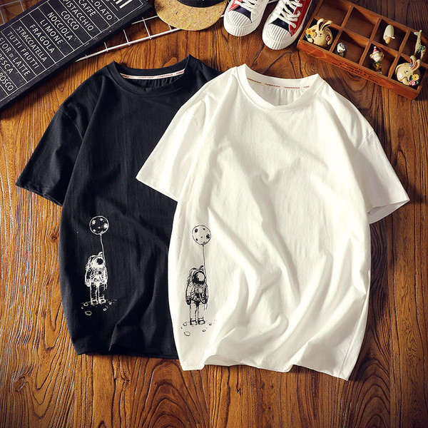 Férfi póló fekete-fehér színben, rátéttel és O-nyakkal