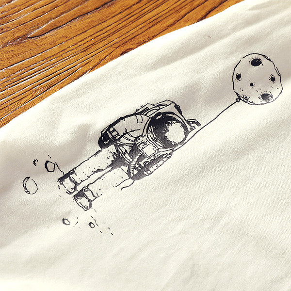 Férfi póló fekete-fehér színben, rátéttel és O-nyakkal