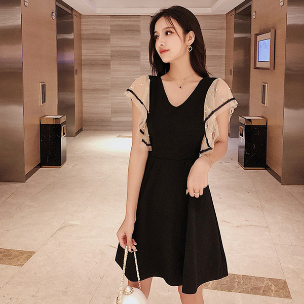 Stílusos női ruha tüllel és gyöngyökkel fekete színben