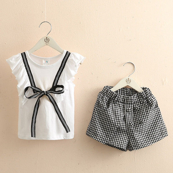 Modern, kétrészes blúzból és nadrágból álló gyerekszett lányoknak