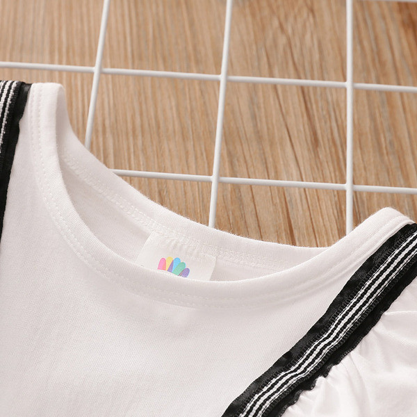 Modern, kétrészes blúzból és nadrágból álló gyerekszett lányoknak