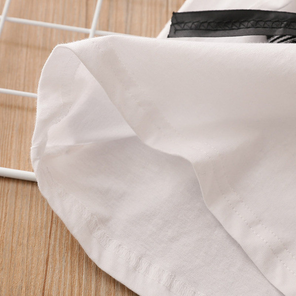 Modern, kétrészes blúzból és nadrágból álló gyerekszett lányoknak