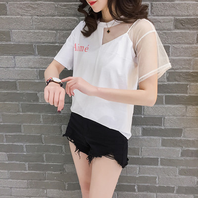 Modern női póló fehér és fekete színben felirattal és tüllrel