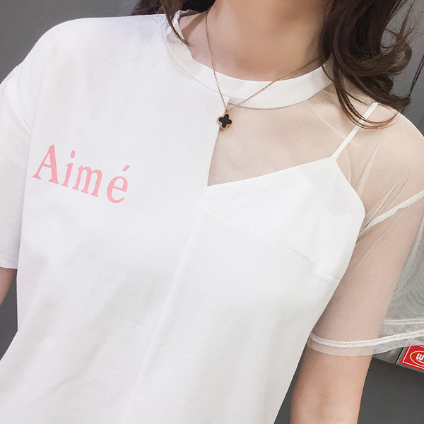 Modern női póló fehér és fekete színben felirattal és tüllrel