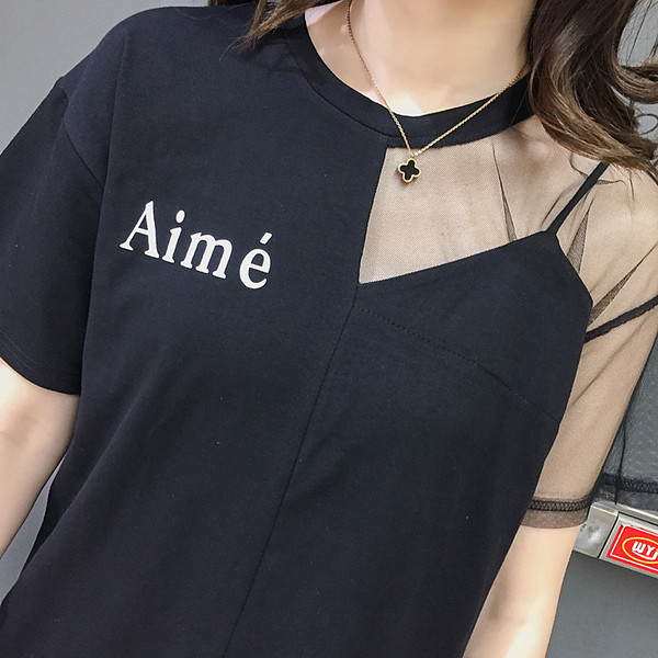 Modern női póló fehér és fekete színben felirattal és tüllrel