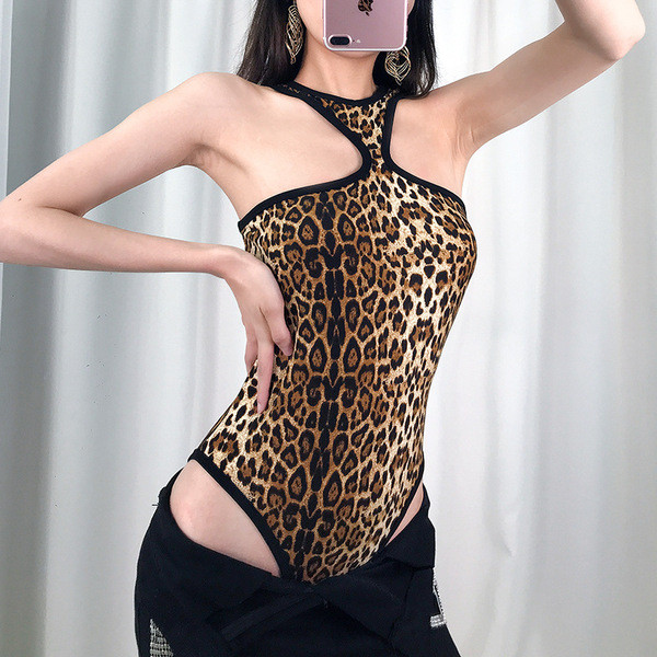 Corp de femeie modern cu model leopard