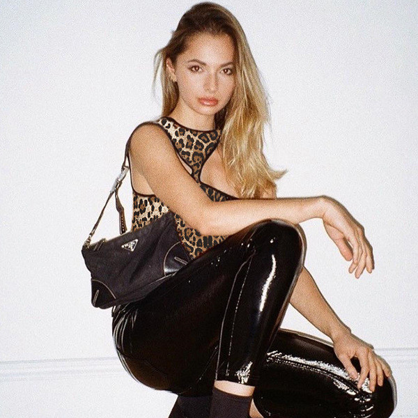 Corp de femeie modern cu model leopard