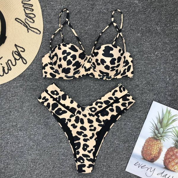 Costum de baie modern cu model leopard în două părți