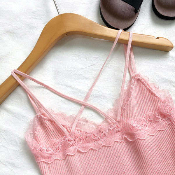 Modern női felső több színben, vékony pántokkal, csipkével