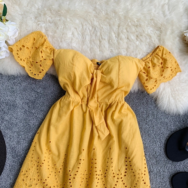 Modern női ruha szabású modell sárga színben