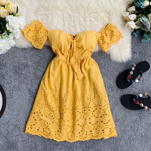 Modern női ruha szabású modell sárga színben