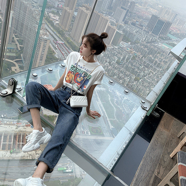 Tricou alb de dama modern cu imprimeu