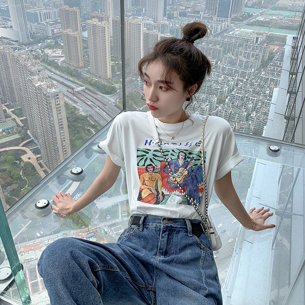 Tricou alb de dama modern cu imprimeu