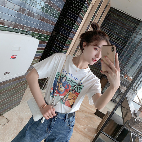 Tricou alb de dama modern cu imprimeu