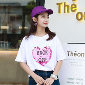 Modern női blúz fehér színben, flitterekkel és rövid ujjal