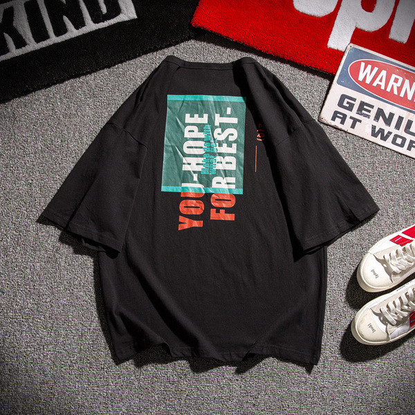 Modern férfi póló fehér és fekete színben, feliratokkal