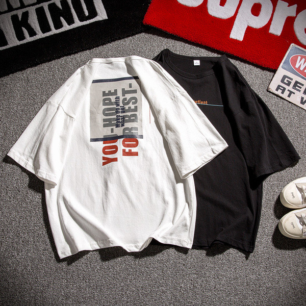 Modern férfi póló fehér és fekete színben, feliratokkal