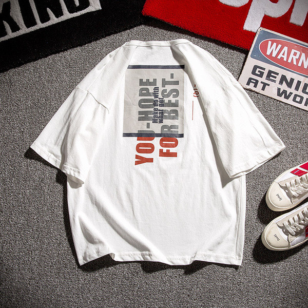 Modern férfi póló fehér és fekete színben, feliratokkal