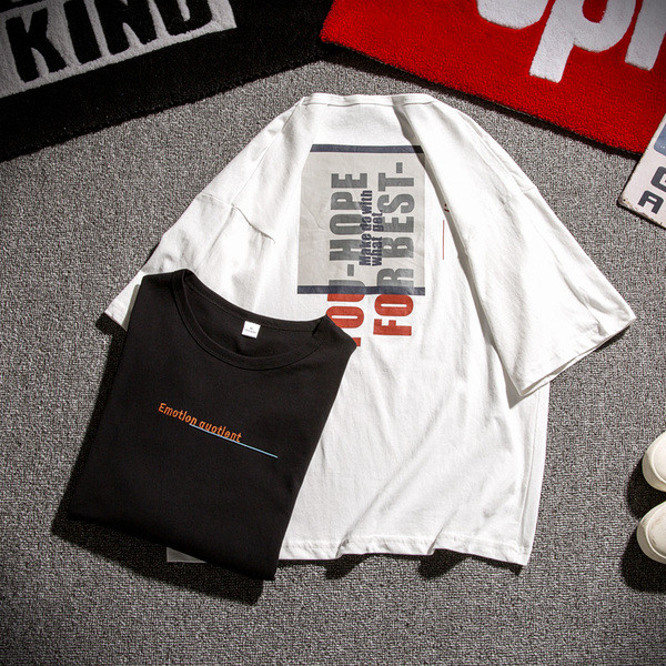 Modern férfi póló fehér és fekete színben, feliratokkal