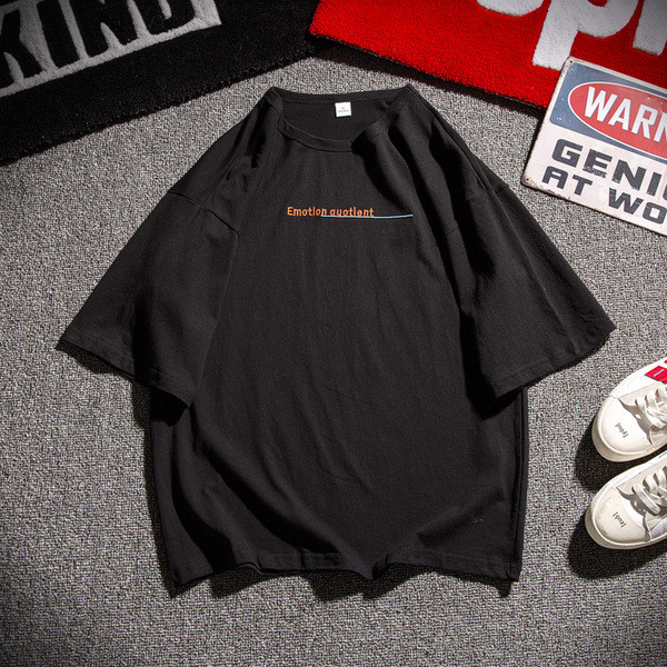 Modern férfi póló fehér és fekete színben, feliratokkal