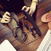 Alkalmi női szandál fém elemmel, két színben