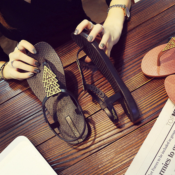 Alkalmi női szandál fém elemmel, két színben