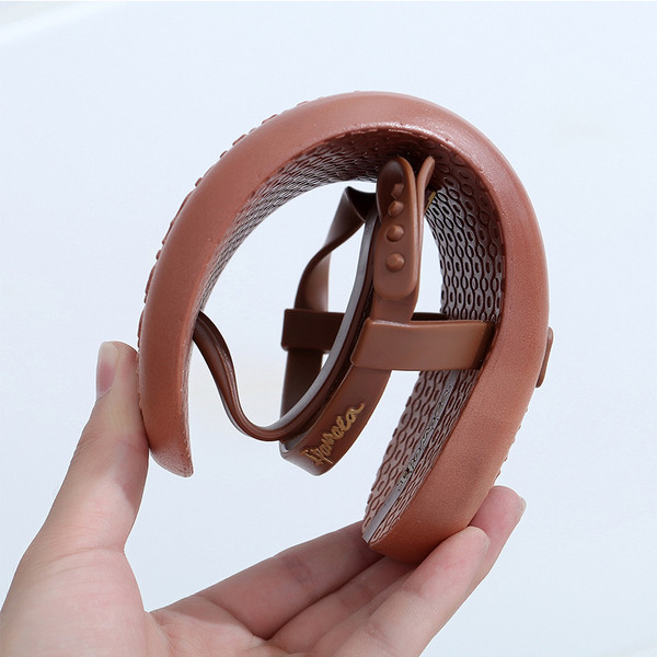 Alkalmi női szandál fém elemmel, két színben