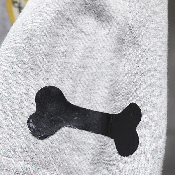 Férfi póló fehér és szürke színben, feliratokkal