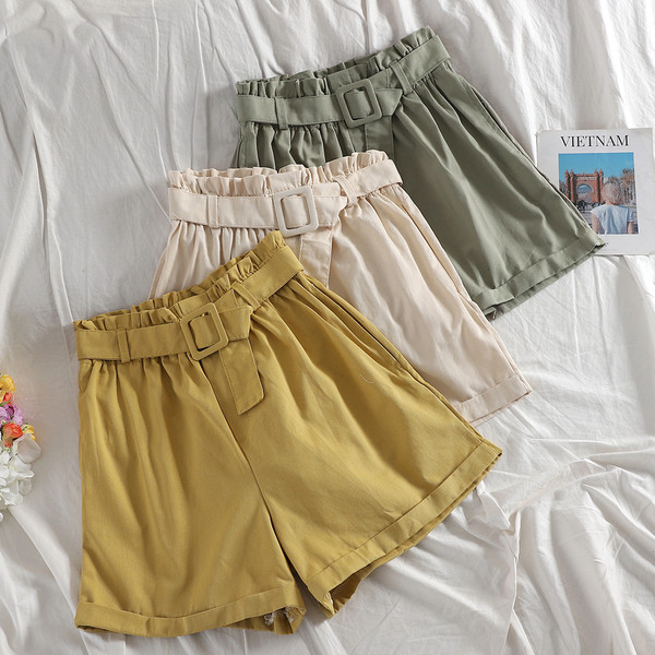 Κομψά γυναικεία σορτς με ζώνη σε διάφορα χρώματα - ευρύ μοτίβο