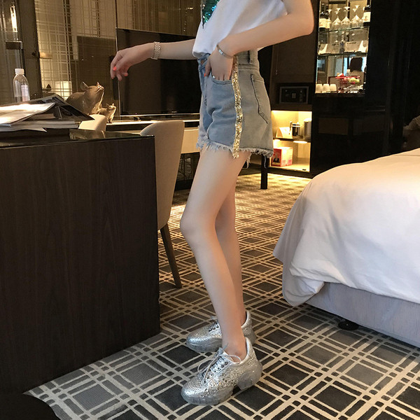 Modern női rövid farmer, kék flitterekkel