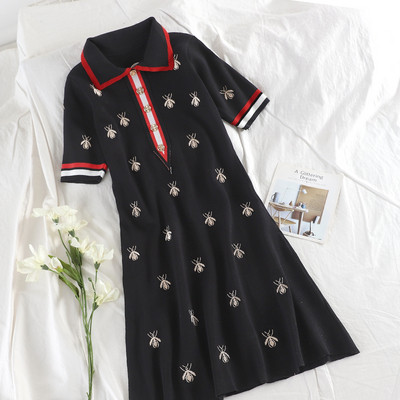 Stílusos női ruha gallérral és fekete-fehér hímzéssel