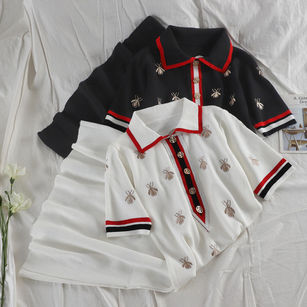 Stílusos női ruha gallérral és fekete-fehér hímzéssel