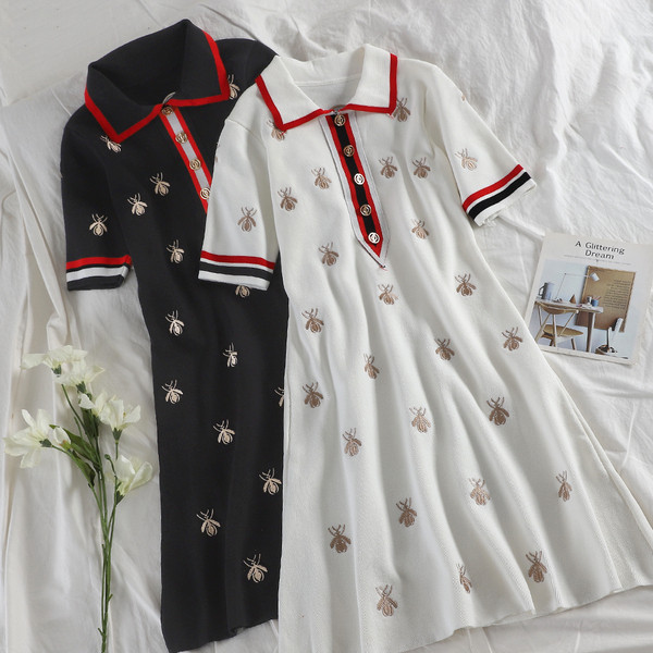 Stílusos női ruha gallérral és fekete-fehér hímzéssel